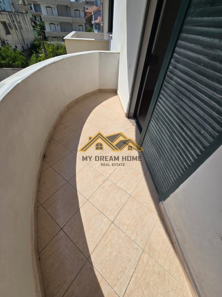 SHITET APARTAMENT 2+1+ GARAZH NE PLAZH DURRES TEK HOTEL LUBJANA.