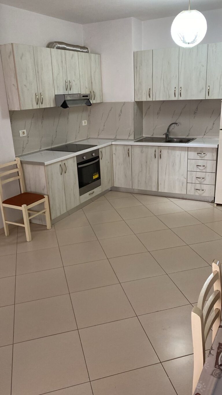 Jepet me qera 2+1, 100 m2, 55 000 All, te Supermarket Xhangolli, Kodra e Diellit 2
