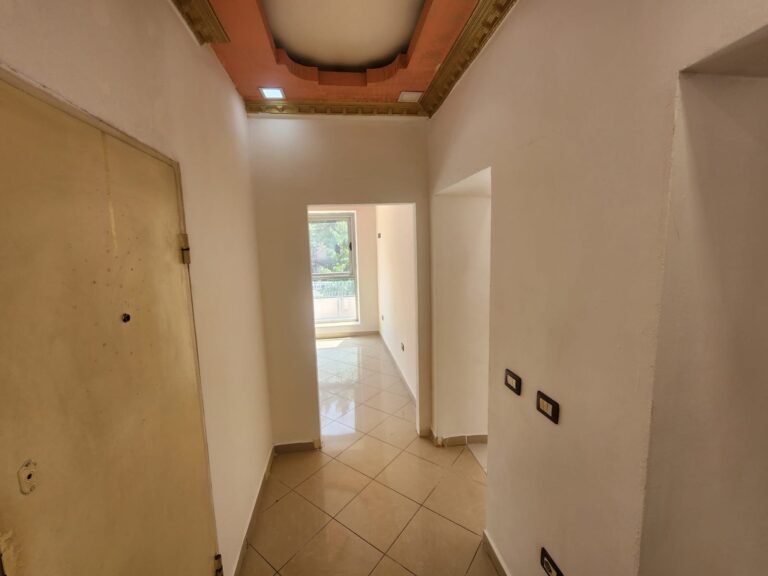 🏢 Apartament 2+1 PËR SHITJE – RRUGA E DURRËSIT 🔑✨ 📍 Rruga e Durrësit Ofrohet për shitje një ambient në katin e parë, me pozicion të favorshëm dhe potencial të mirë për aktivitete biznesi ose investim. 📐 Sipërfaqe: 69.2 m² 🏢 Kati: 1 💼 I përdorur më parë si njësi shërbimi 📑 Me dokumentacion të plotë hipotekor ✨ Një pronë ideale për: ✔️ Zyrë ✔️ Njësi shërbimi ✔️ Studio ✔️ Biznes të ndryshëm ✔️ Investim dhe dhënie me qira 💰 Çmimi: 199,000,000 Lekë 📞 Për informacion & vizitë në pronë: