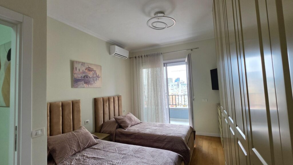 Apartament 2+1 me qera te Pazari I ri — 90,000 lekë/muaj