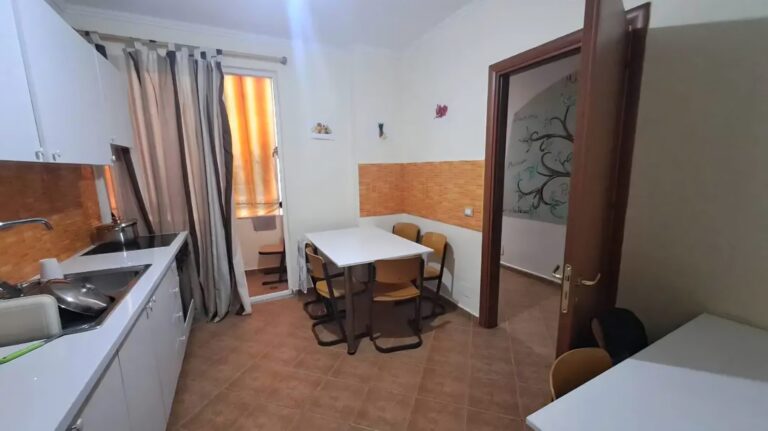 Shitet Apartament 4+1+2 Pallatet Cabej