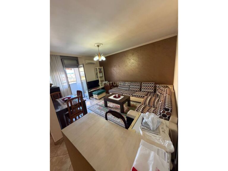 Shitet apartament 2+1 në një nga zonat më të preferuara të Tiranës, pranë Top 7, në Rrugën e Kavajës.