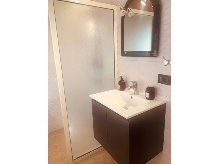 APARTAMENT 1+1 ME QIRA PËRBALLË KISHËS KATOLIKE