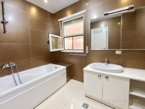 NE KOMUNEN E PARISIT TEK KRISTAL CENTER SHESIM APARTAMENT 2+1+2+VERANDE + DEPO 340,000 €
