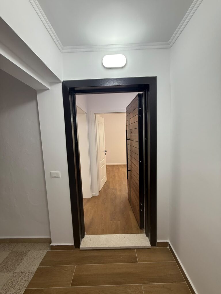 Shitet Apartament ne Xhamllik