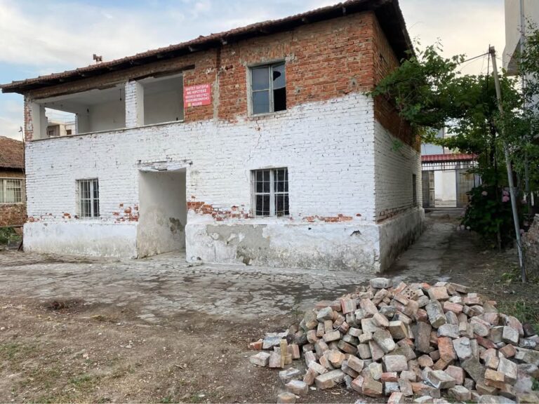 PRONË PËR SHITJE – MUNDËSI INVESTIMI NË REZIDENCIAL Vendndodhja: Tirana, Shqipëria (Zona e Kuqe / Zona e Ndërtimit me Dendësi të Lartë)