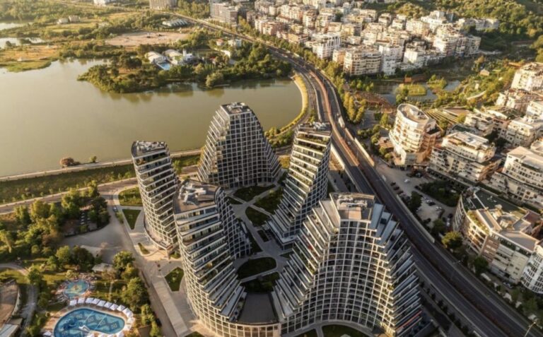 Ambient zyre me qira te Lake view