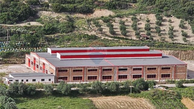Dyqan me qira për parukeri në Myslym Shyri, Tiranë – foto 4