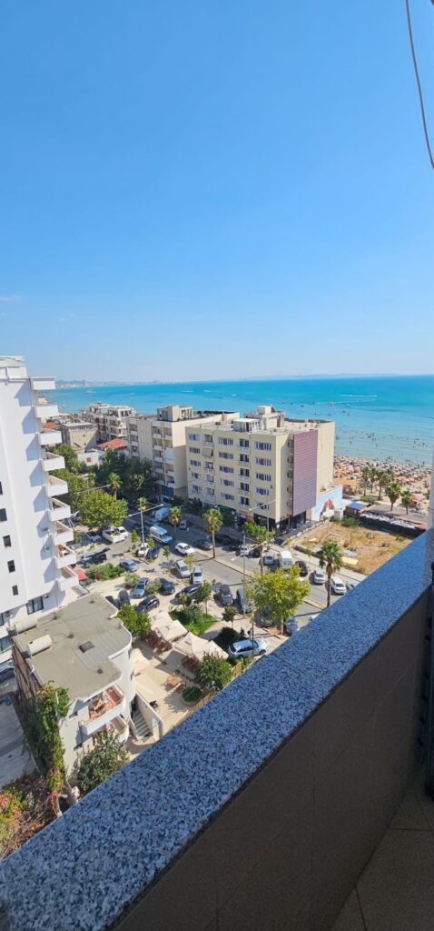 🌊 SHITET APARTAMENT 1+1 – DURRËS PLAZH 🌊 📍 Durrës Plazh 🏢 Kati 9 | Me ashensor 📐 73 m² 🌊 Pamje anësore nga deti ☀️ Pozicion i bukur dhe pamje e hapur Një apartament ideal për banim, pushime ose investim, në një nga zonat më të kërkuara të Durrësit. Pozicioni në kat të lartë ofron pamje të këndshme dhe pamje anësore nga deti. ✨ 1+1 | 73 m² ne certifikate| Kati 9 | Ashensor | Pamje deti 📞 Për më shumë informacion dhe vizitë në pronë, na kontaktoni. WENDI REAL ESTATE – DURRËS PLAZH 🏡 Prona juaj, zgjedhja jonë.