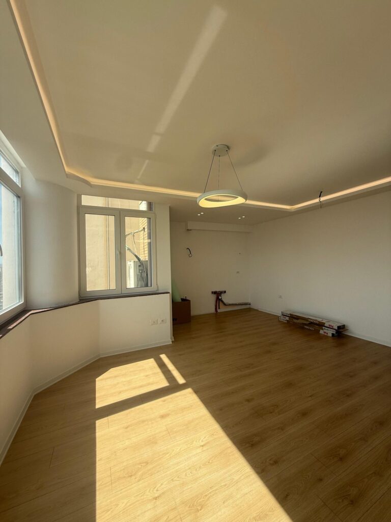 🏠 Shitet Apartament 2+1 📍 Stacioni i Trenit, Kompleksi Usluga
