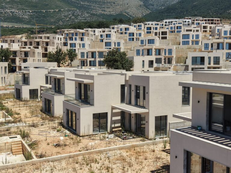🏡 SHITET VILË PREMIUM ME PISHINË – SAN NICOLAS 🌊✨
