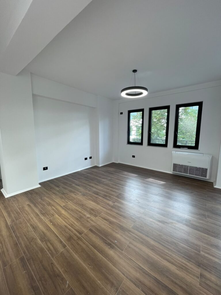 🏢 **JEPET ME QIRA | ZYRË 2+1 – PRANË SQUARE 21**