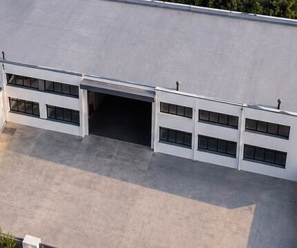 Kapanon industrial në shitje në Autostradën Tiranë-Durrës – foto 1