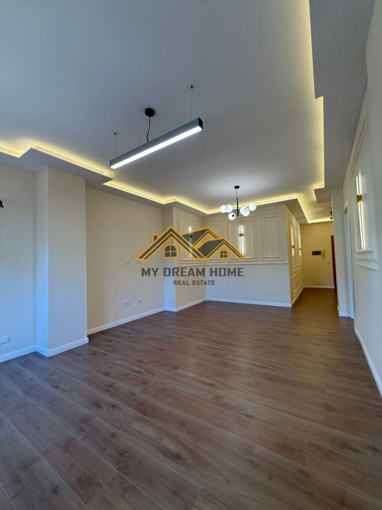 Super apartament 1+1 me ballkon, i pozicionuar në katin e 2 të një pallati të ri me ashensor, në Durrës. Apartamenti është i sapo investuare dhe përfshin 1 dhome gjumi të bollshme, një sallon të madh me kuzhinë të përfshirë, 1 tualete dhe një ballkon me pamje të hapur. Ka orientim Lindje, që mundëson ndriçim natyral gjatë gjithë ditës dhe një atmosferë të ngrohtë e të rehatshme. Ndodhet në një zonë të qetë dhe shumë të kërkuar, pranë të gjitha faciliteteve si supermarkete, shkolla etj Cmimi 108milion lek Per me shume informacione na kontaktoni: