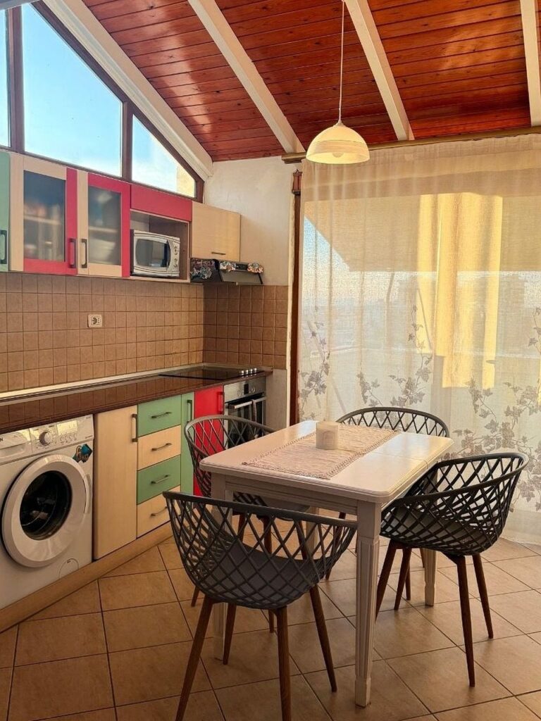 Apartament 1+1 me qera te Rruga Fortuzi, Qendër — 50,000 lekë/muaj