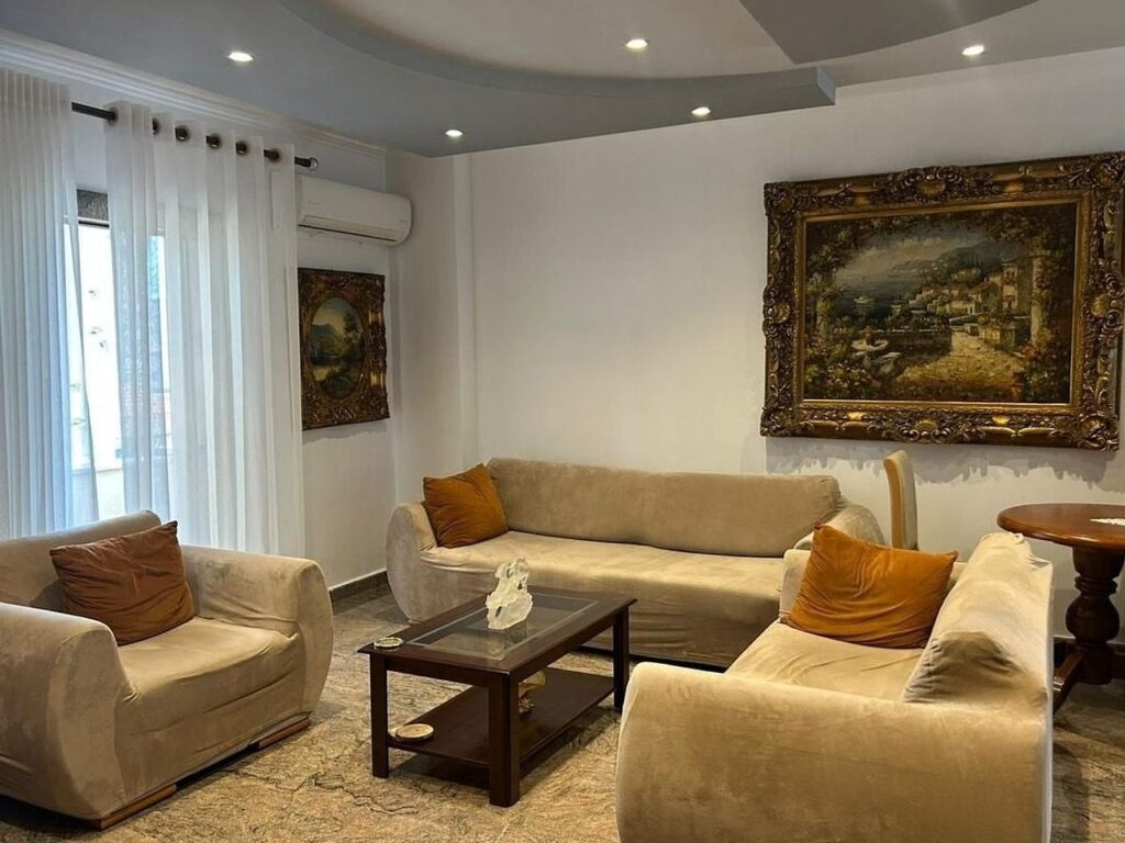 Apartament 2+1 me qera te Stacioni i Trenit — 80,000 lekë/muaj