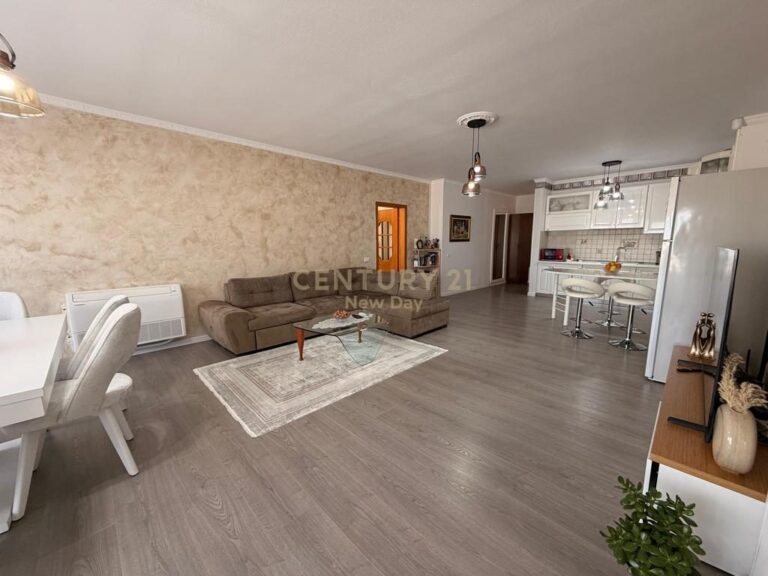 Apartament 3+1+2 Tualete + 2 Ballkone Me Qira në Qender te Durrësit – 1100€ | 150 m²