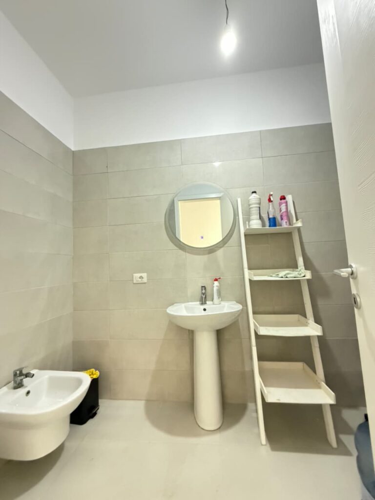 Zyrë me qira te Liqeni i Thatë, Tiranë