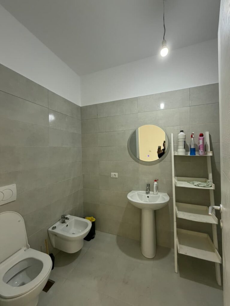 Zyrë me qira te Liqeni i Thatë, Tiranë