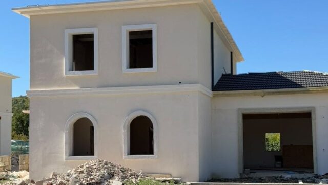 Vilë luksoze me pishinë në shitje në Petrelë, Tiranë – foto 1