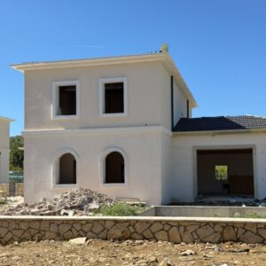 Vilë luksoze me pishinë në shitje në Petrelë, Tiranë – foto 1