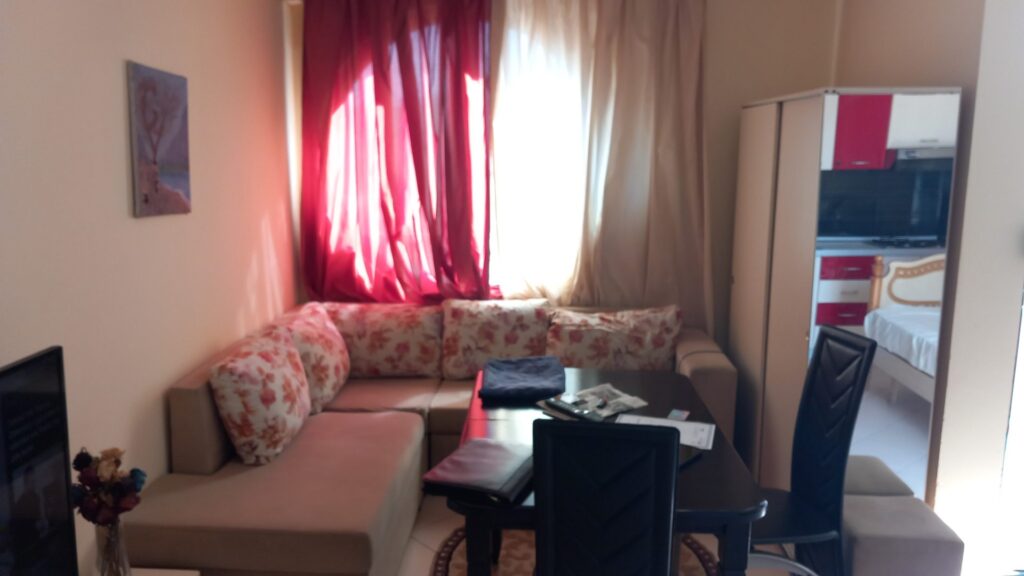 Apartament 3+1 me qira në Rrugën e Kavajës, Tiranë