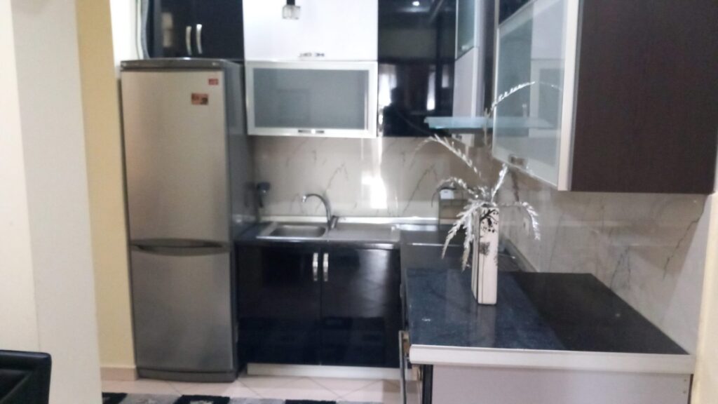 Apartament 3+1 me qira në Rrugën e Kavajës, Tiranë